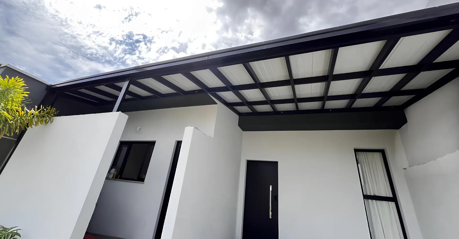 Pergotelha termoacústica com estrutura de alumínio e telha sanduíche instalada em varanda em Pirassununga SP — Toldos em Pirassununga