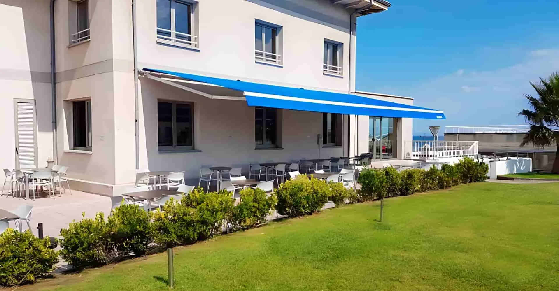 Toldo articulado com braços de alumínio instalado em terraço residencial em Pirassununga SP — Toldos em Pirassununga