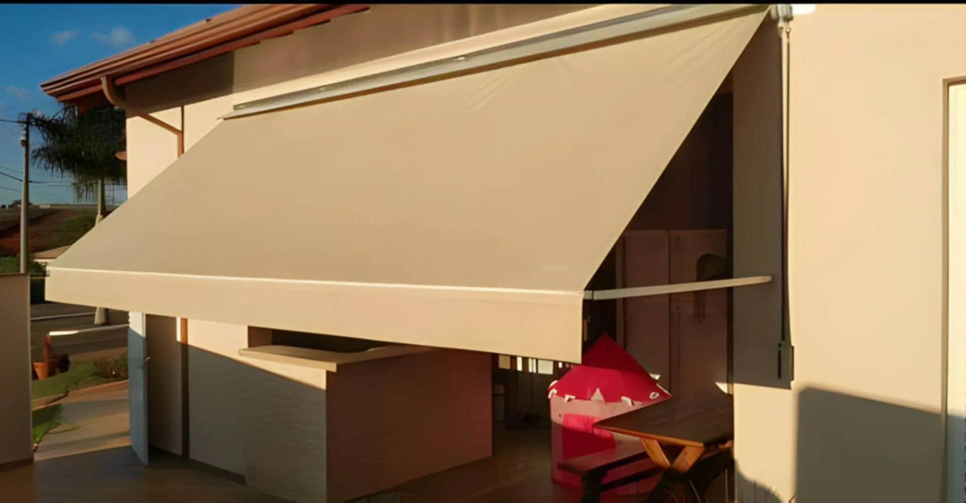 Toldo cortina com braço de projeção instalado em sacada residencial em Pirassununga SP — Toldos em Pirassununga