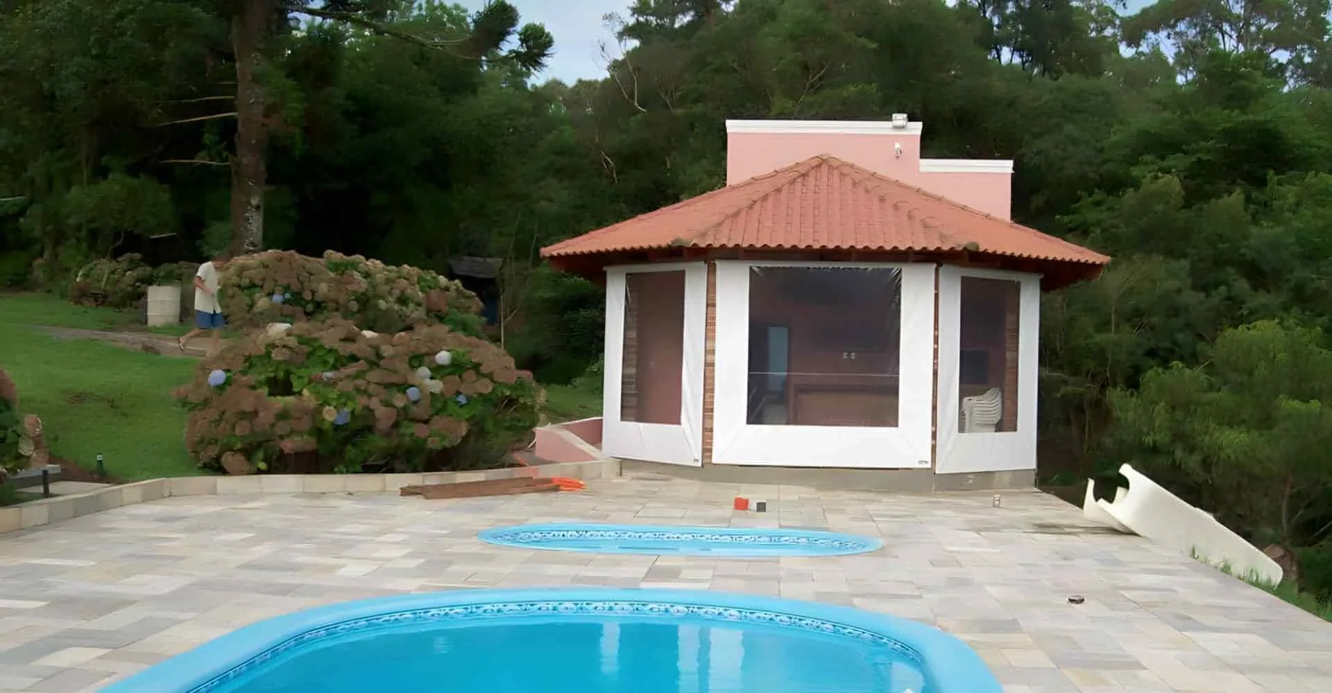 Toldo cortina retrátil de lona PVC em varanda com vista para área externa — Toldos em Pirassununga