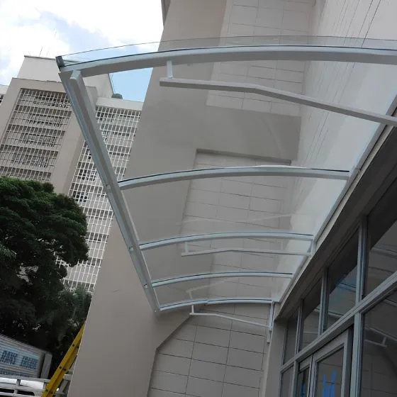 Cobertura de policarbonato compacto aplicada sobre garagem